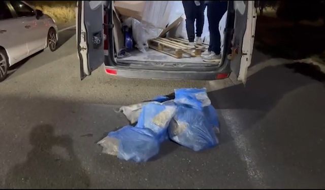 2 araca düzenlenen operasyonda 27 kilogram uyuşturucu ele geçirildi