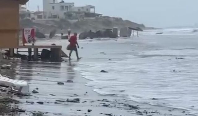 Adana'da sağanak ve hortum çıktı, yine de denize girdiler!
