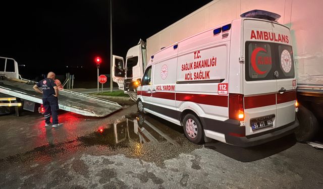 Ambulansla TIR çarpıştı