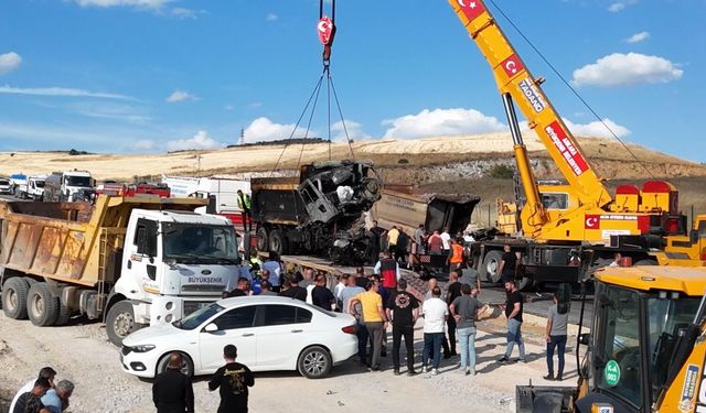 Ankara'da belediyeye ait iki hafriyat kamyonu çarpıştı: 2 işçi yaşamını yitirdi
