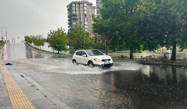 Ankara'da sağanak etkisi: Cadde ve sokaklar suyla doldu