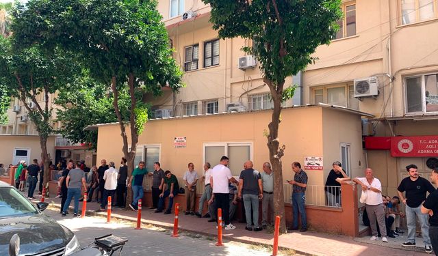 Boşanma aşamasındaki eşini kızlarının gözü önünde öldürdü