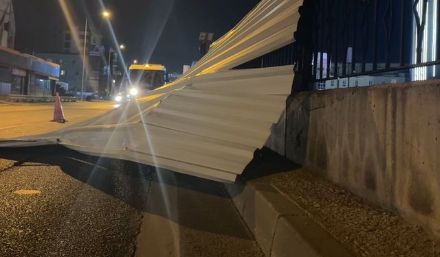 Bursa'da Kuvvetli Rüzgar Çatı Uçurdu