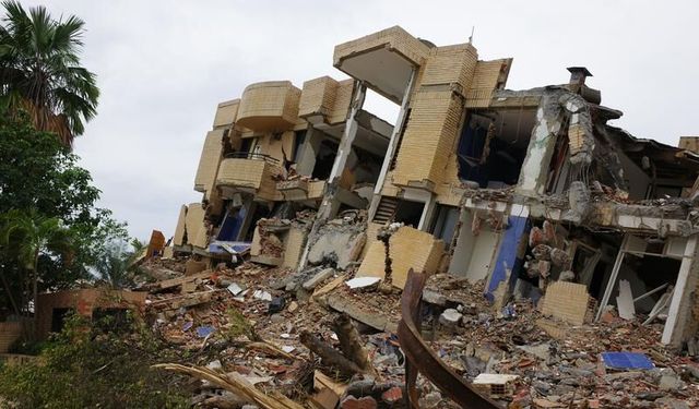 Depremlerde hayatını kaybedenlerin sayısı 3 bin 899'a yükseldi