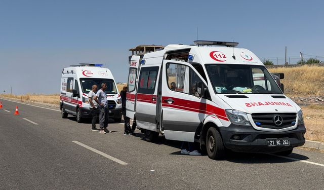 Diyarbakır'da öğrenci servisi ile otomobil çarpıştı: 19 yaralı