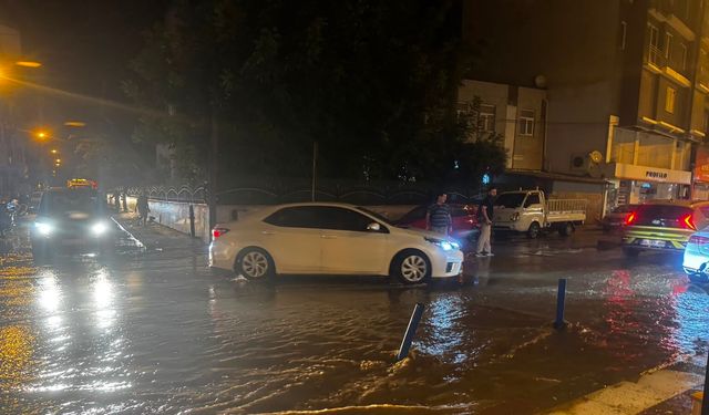 Erdek'te sağanak ve fırtına hayatı felç etti
