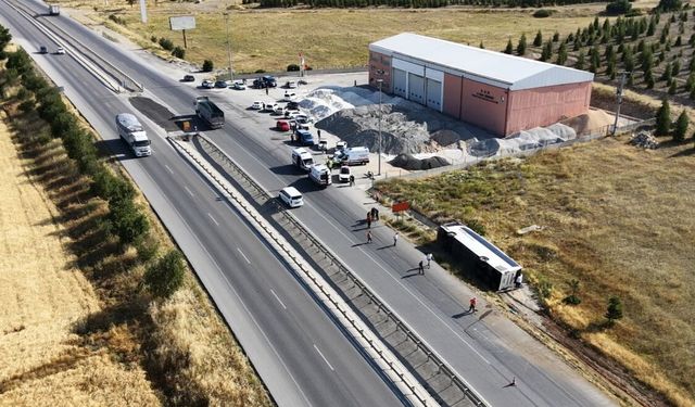 Eskişehir'de yolcu otobüsü devrildi!