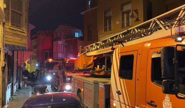 Fatih'te çatıda çıkan yangında itfaiye eri yaralandı