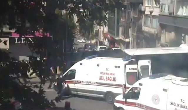 Fatih'te İETT otobüsü ambulansa çarptı: 3 yolcu yaralandı