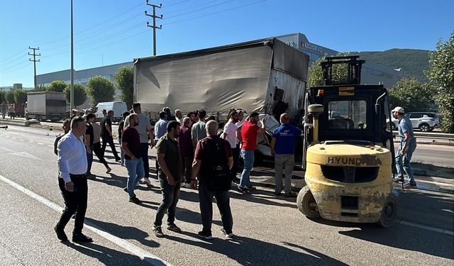 Freni boşalan kamyon 2 araca çarptı; 3 yaralı
