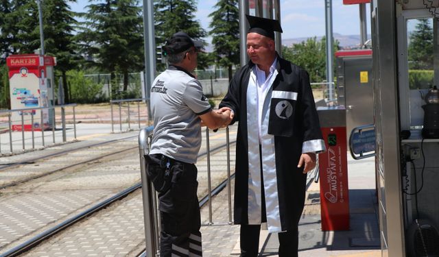 Güvenlik görevlisiydi, hayalinin peşinden gitti: Kampüste çalıştığı üniversiteden gazeteci olarak mezun oldu