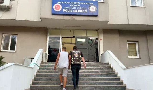 İki kamyonet makas atarak yarıştı