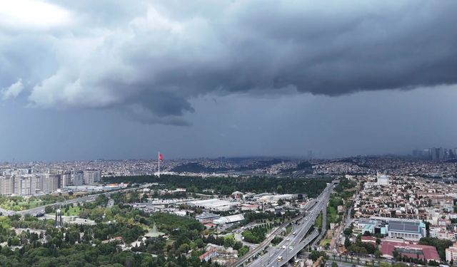 İstanbul'da gökyüzü kara bulutla kaplandı