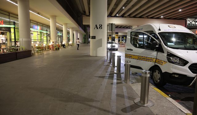 İzmir Havalimanı'nda bıçaklı saldırı: 4 polis yaralandı
