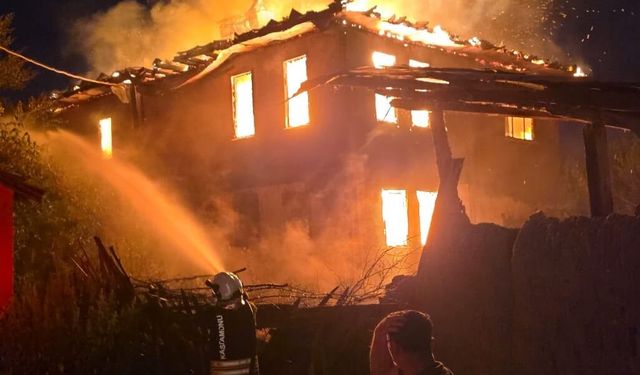 Kastamonu'da iki katlı ev alevlere teslim oldu