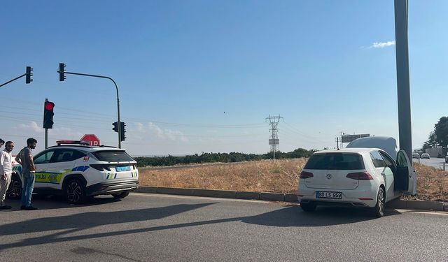 Kilis'te otomobil yön tabelasının direğine çarptı: 2 yaralı