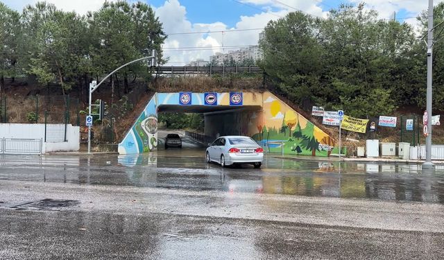 Kocaeli'de sağanak; alt geçit suyla doldu