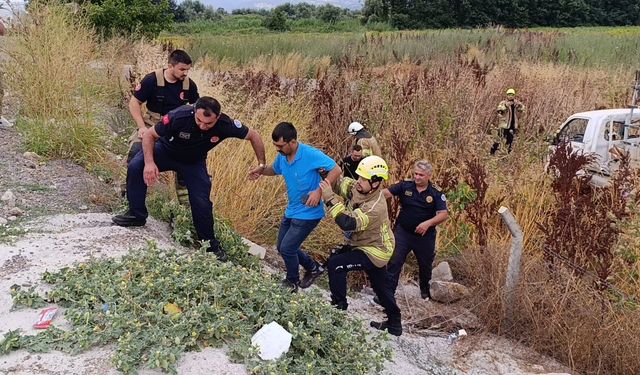 Lastiği patlayan kamyonet, tarlaya uçtu