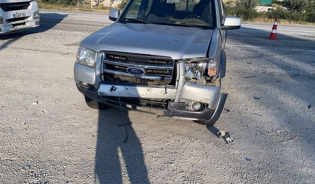 Malatya'da Kamyonetle Çarpışan Otomobil Şarampole Devrildi: 3 Yaralı
