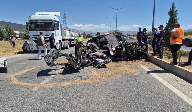 Malatya'da TIR'a çarpan otomobil hurdaya döndü: Sürücü ağır yaralandı