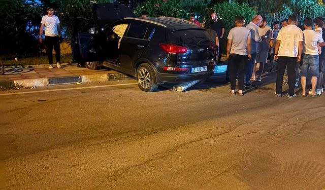 Manisa'da kavşakta iki otomobil çarpıştı: 4 yaralı