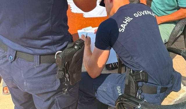 Marmaris'te kılıç balığını kuyruğundan çekip kıyıya çıkardı