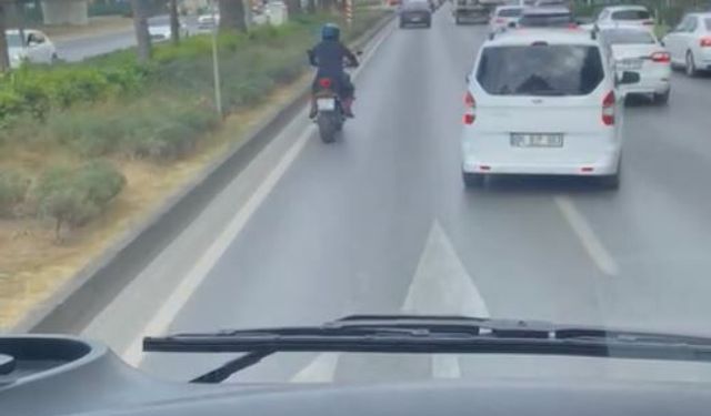 Motosiklet sürücüsü, itfaiye aracına yolu açtı