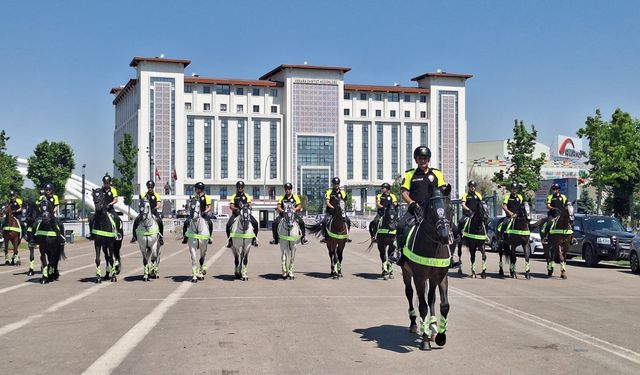 NATO Zirvesi öncesi Ankara'da atlı polisler görevde!