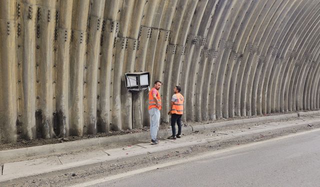 Otomobil, tünelde TIR'a çarpıp takla attı