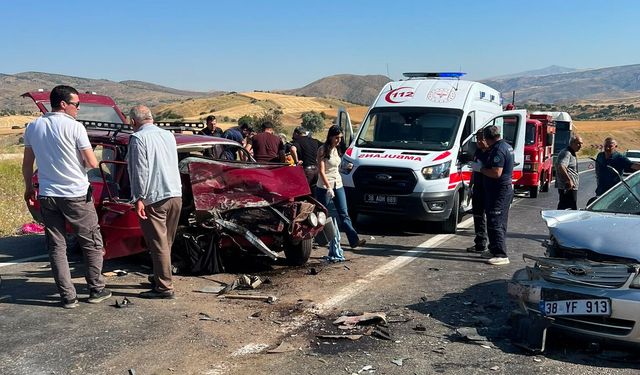 Otomobiller çarpıştı: 1 ölü, 6 yaralı