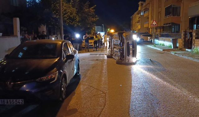 Park halindeki araca çarpıp takla attı, sürücü kaçtı