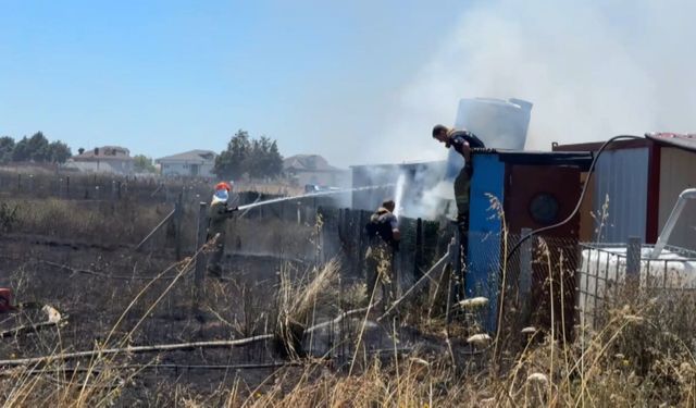 Silivri'de otluk alanda çıkan yangın hobi bahçelerine sıçradı