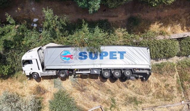 TEM Otoyolu'nda devrilen TIR dronla görüntülendi