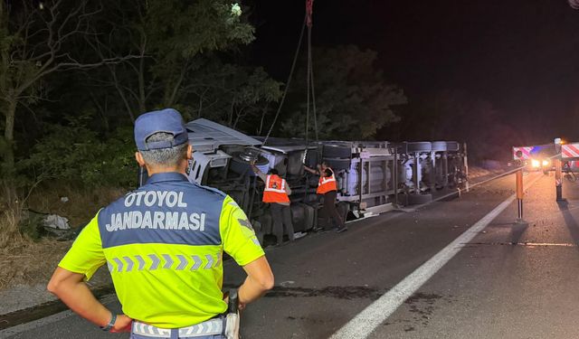 TEM Otoyolu'nda Devrilen TIR'ın Sürücüsü Kurtarılamadı
