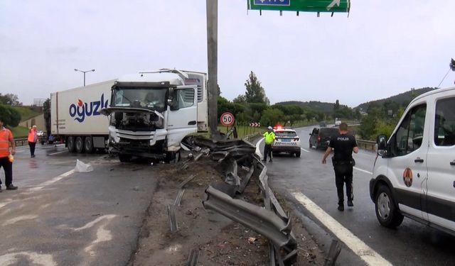 Tem Otoyolu'nda şoförün kontrolünü kaybettiği TIR bariyerlere çarptı