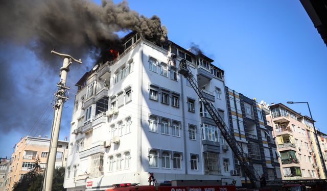 Yangında teras korkuluğundan sarkarak, kurtarılmayı beklediler!
