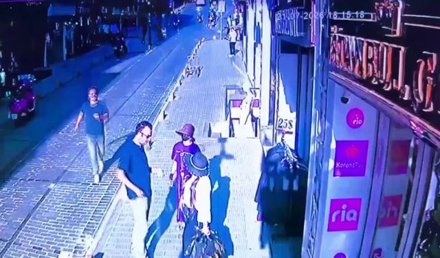 Yolda yürüyen turistlerin cüzdanını çalan 2 çocuk yakalandı
