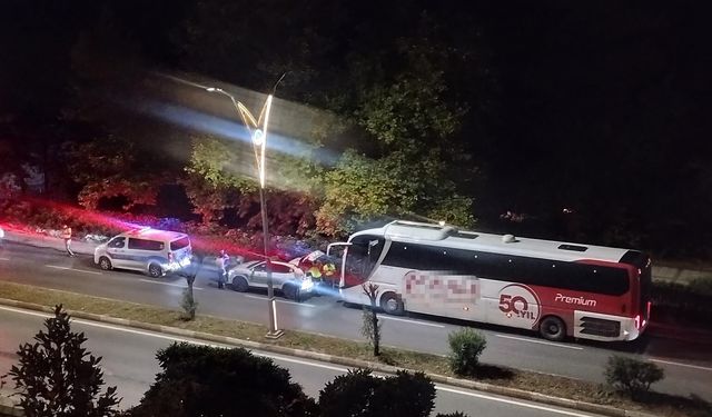 Zonguldak'ta alkollü otobüs şoförü polis aracına çarpıp kaçtı
