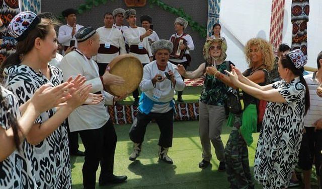 HİVA'DAKİ GELENEKSEL KAVUN FESTİVALİ YABANCI ZİYARETÇİLERE KAPILARINI YENİDEN AÇIYOR