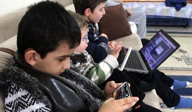 'Çocukları ekranla baş başa bırakmayın'