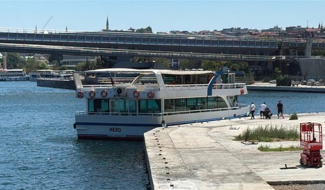 İstanbul Boğazı'nda tur teknesi köprü ayağına çarptı: 1 kişi denizde kayboldu