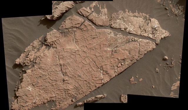 Mars’ta bal peteği gizemi: Curiosity’den nefes kesen keşif