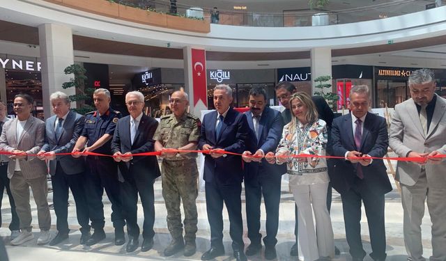 BİK, genç iletişimcilerin 15 Temmuz manşetlerini İzmir’de sergiliyor