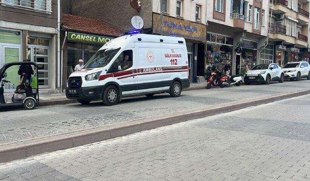 Kütahya'da motosiklet hafif ticari araca çarptı: 2 yaralı