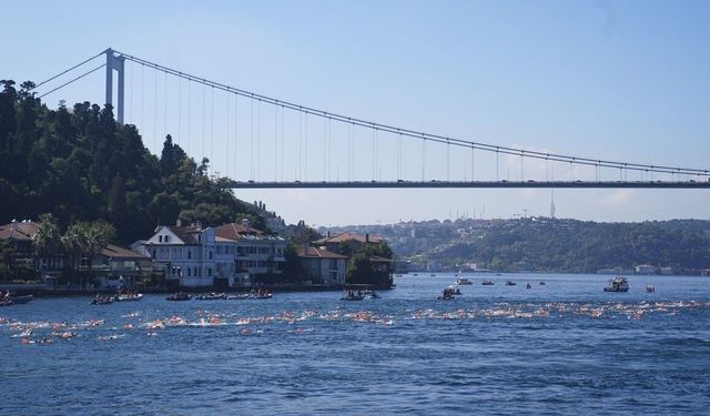 Boğaziçi Kıtalararası Yüzme Yarışı’nda Filistin’e destek