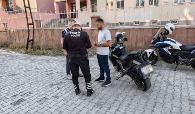 Ağrı’da tehlikeli sürüş yapan motosikletliye 17 bin TL ceza