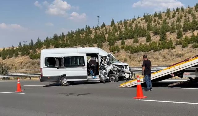 Ankara Çevre Yolu'nda minibüs TIR'a çarptı: 7 yaralı