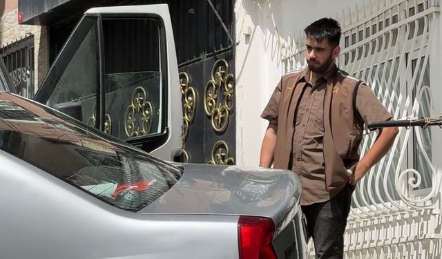 Beyoğlu'nda kargo aracının çarptığı otomobil askıda kaldı