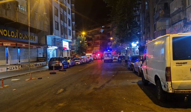 Diyarbakır'da binanın çatısı yandı