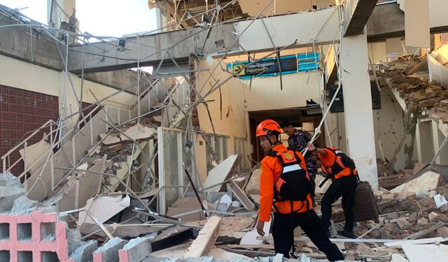 Endonezya'da 7.7'lik deprem meydana geldi